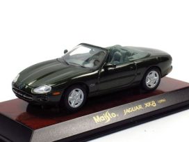 vieille voiture anglaise cabriolet verte