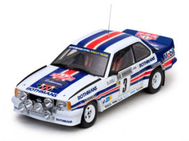 voiture de rallye blanche bleu et rouge