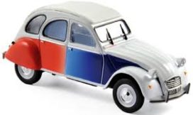 ancienne voiture blanche avec drapeau français