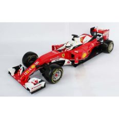 voiture de course rouge et blanche avec pilote