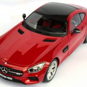 voiture de sport rouge avec toit noir