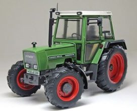 vieux tracteur agricole vert