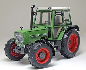 vieux tracteur agricole vert