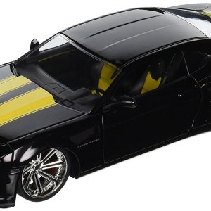 voiture de sport noire avec bande jaune