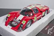 vieille voiture de course rouge