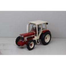 vieux tracteur agricole rouge avec cabine blanche