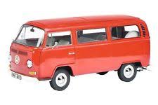 vieux minibus rouge