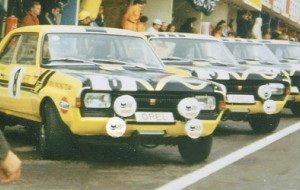 vieille voiture de course jaune et noire