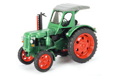 vieux tracteur agricole vert