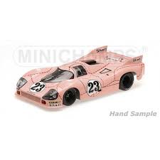 vieille voiture de course rose