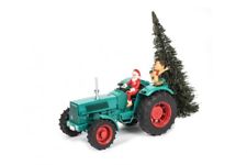 vieux tracteur vert avec sapin et pere noel