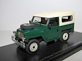 vieille jeep verte avec toit blanc