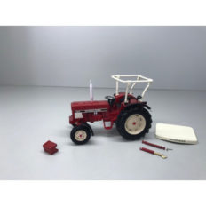 vieu petit tracteur agricole rouge et blanc