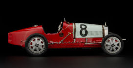 vieille voiture de course rouge et blanche