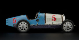 vieille voiture de course bleu et blanche