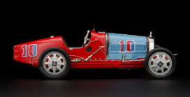 vieille voiture de course rouge et bleu