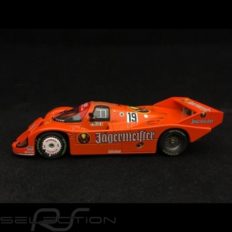 vieille voiture de course orange