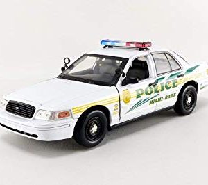 voiture de police blanche verte et jaune
