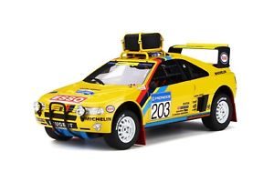 vieille voiture de rallye jaune