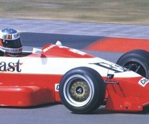 vieille voiture de course formule 1 rouge et blanche