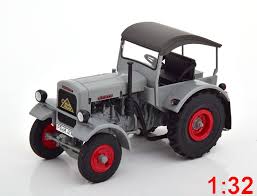 vieux tracteur agricole gris