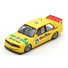 vieille voiture de course jaune