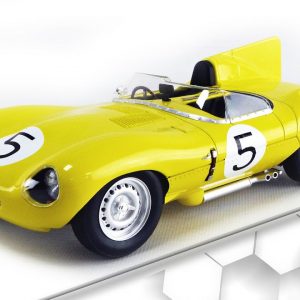 vieille voiture de course jaune