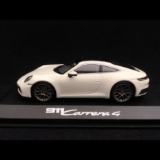 voiture de sport coupe blanche