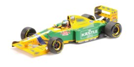 vieille voiture de course formule 1 vert et jaune