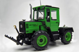 vieux tracteur agricole vert