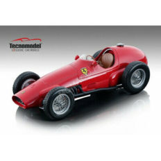 vieille voiture italienne de course rouge