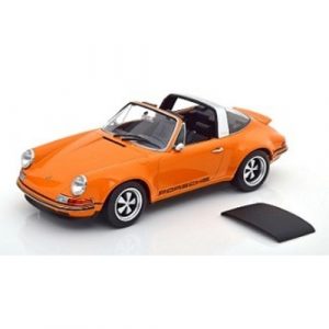 vieille voiture de sport orange