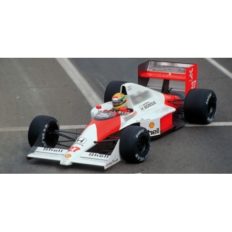 vieille voiture de course blanche et orange formule 1