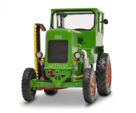 vieux petit tracteur agricole vert