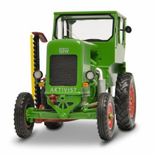 vieux petit tracteur agricole vert