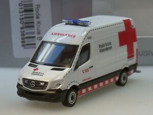 camionnette ambulance blanche