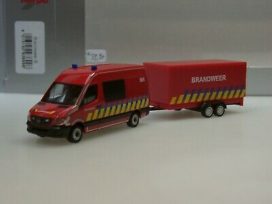 camionnette et remorque rouge pompiers