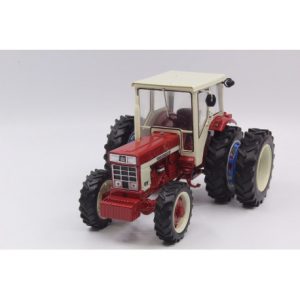 vieux tracteur agricole rouge et blanc