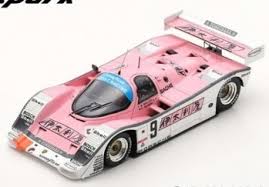 vieille voiture de course rose et blanche