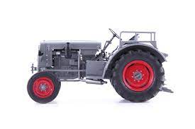 vieux tracteur agricole gris