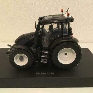 gros tracteur agricole noire