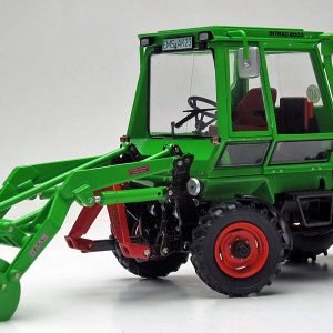 vieux petit tracteur agricole vert