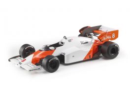 vieille voiture de course orange et blanche formule 1