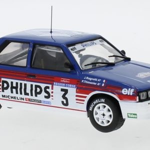 vieille voiture de rallye bleu