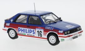 vieille voiture de rallye bleu et rouge