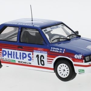 vieille voiture de rallye bleu et rouge