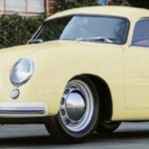 vieille voiture coupe jaune