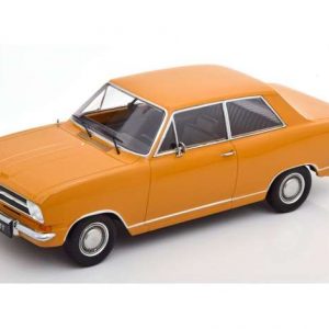 vieille voiture orange coupe