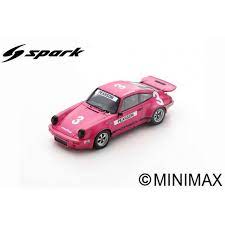 vieille voiture de course rose