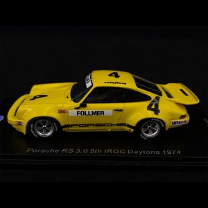 vieille voiture de course jaune